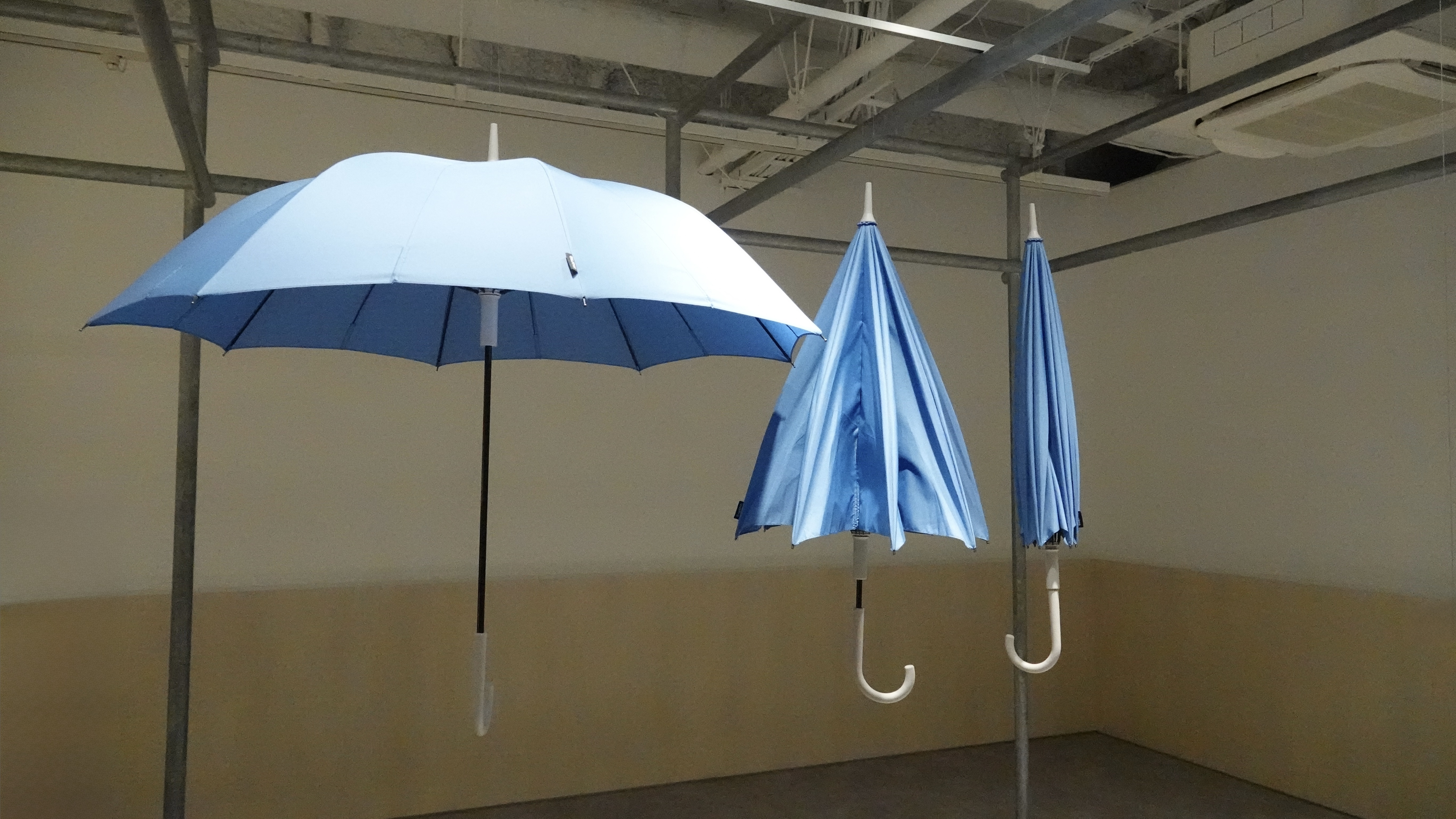 畳むときに手が濡れる問題をクリアした傘がさらに進化しました