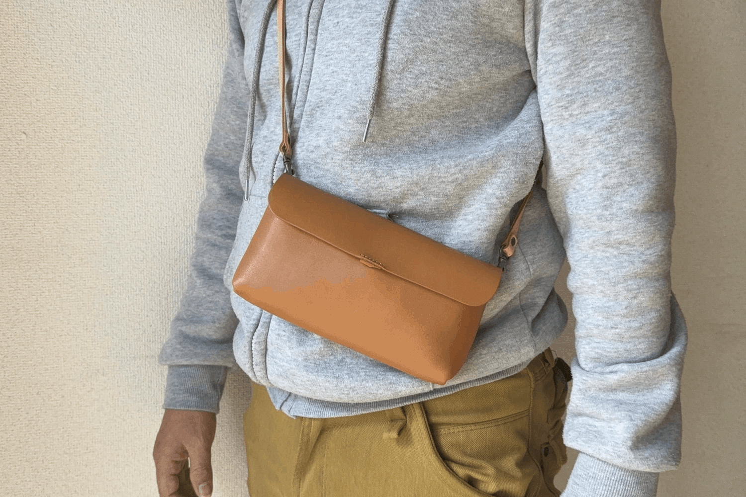 スマホポーチに通帳と印鑑まで入るってマジ? 全部詰め込んで試してみた