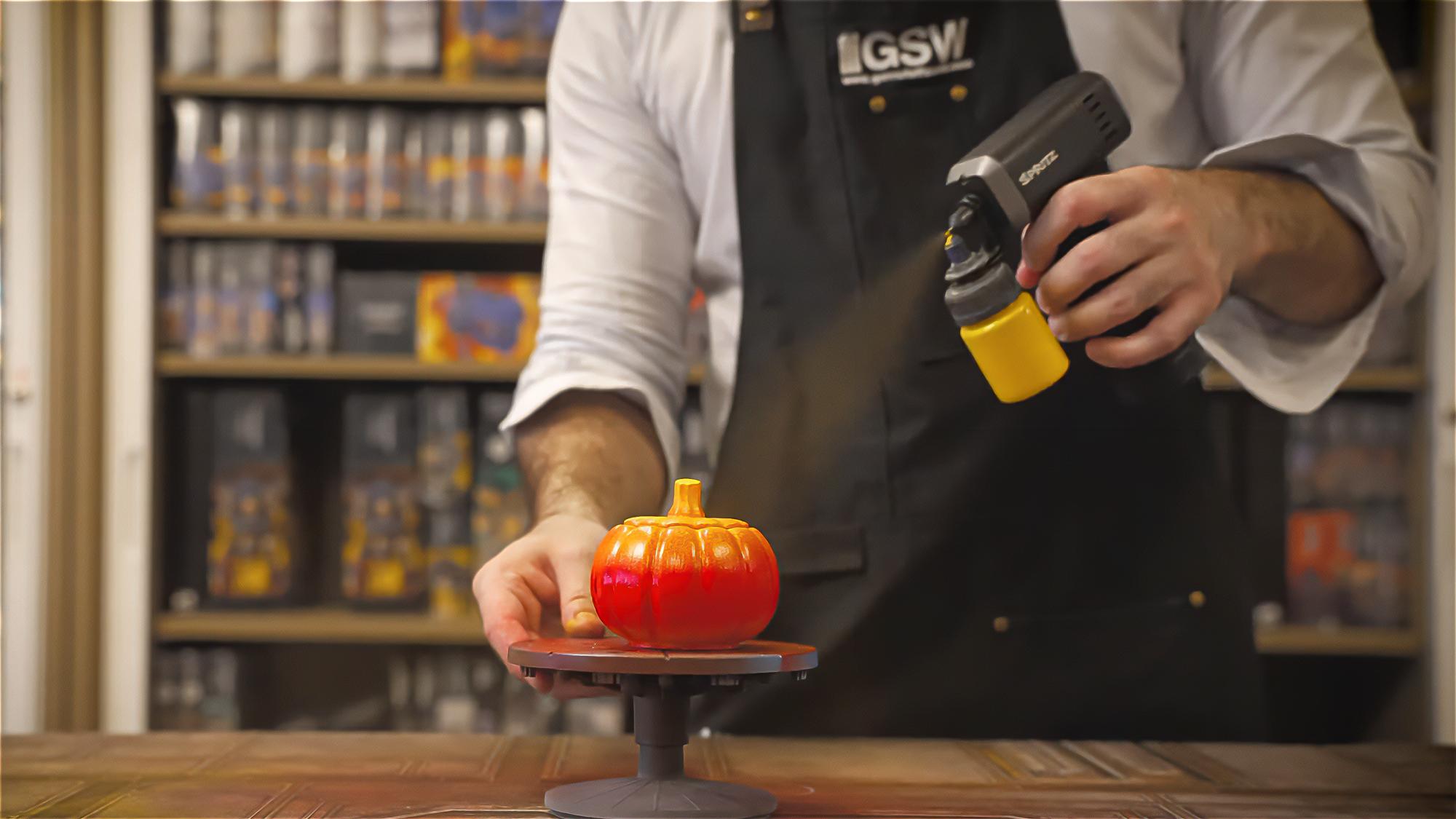 プラモも家具もガンガン塗れる。色替え5秒の電動スプレーガンが塗装の