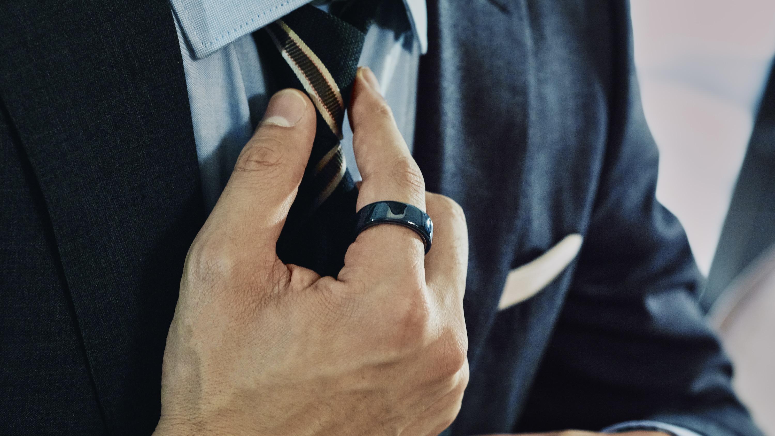ツヤ感大幅アップ。Oura Ring 4のセラミック版が日本でも発売に