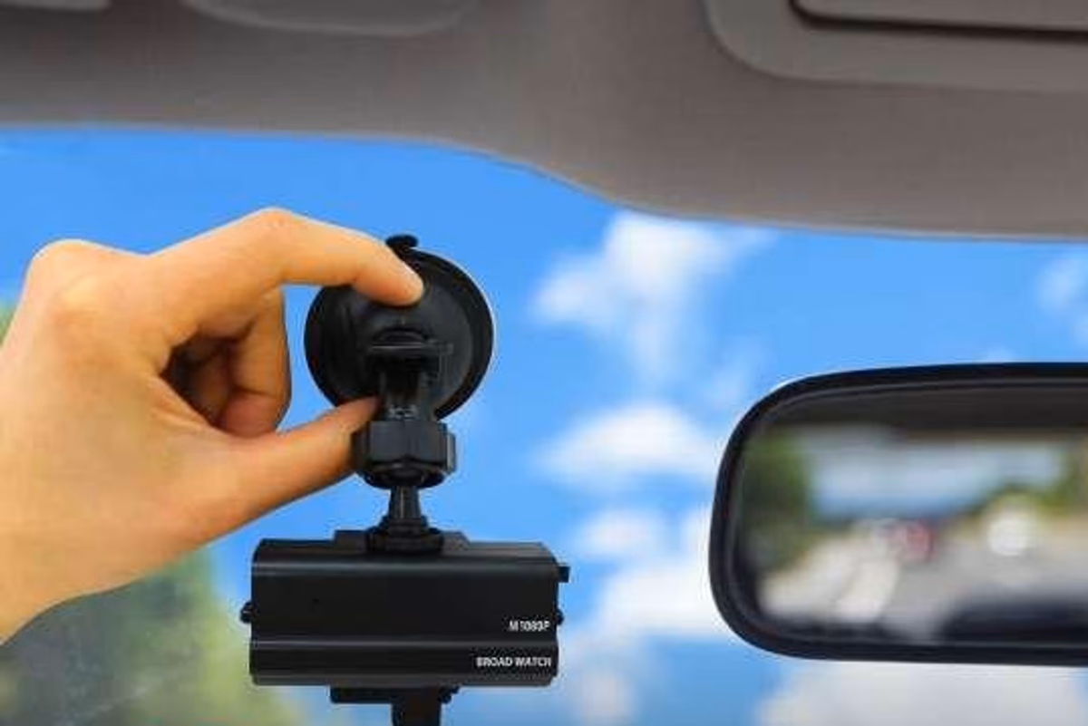 電源も配線も不要。見守り・防犯カメラとしても活躍するドライブレコーダー