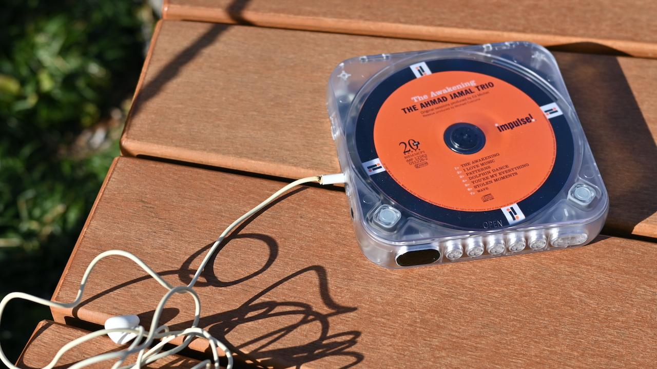 スケルトンなポータブルCDプレイヤー。2人同時に聴けて、音質も選べて5,000円台