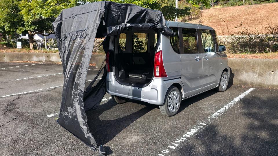 工具不要でトランクにかぶせるだけ。車のプライベート空間を拡張する