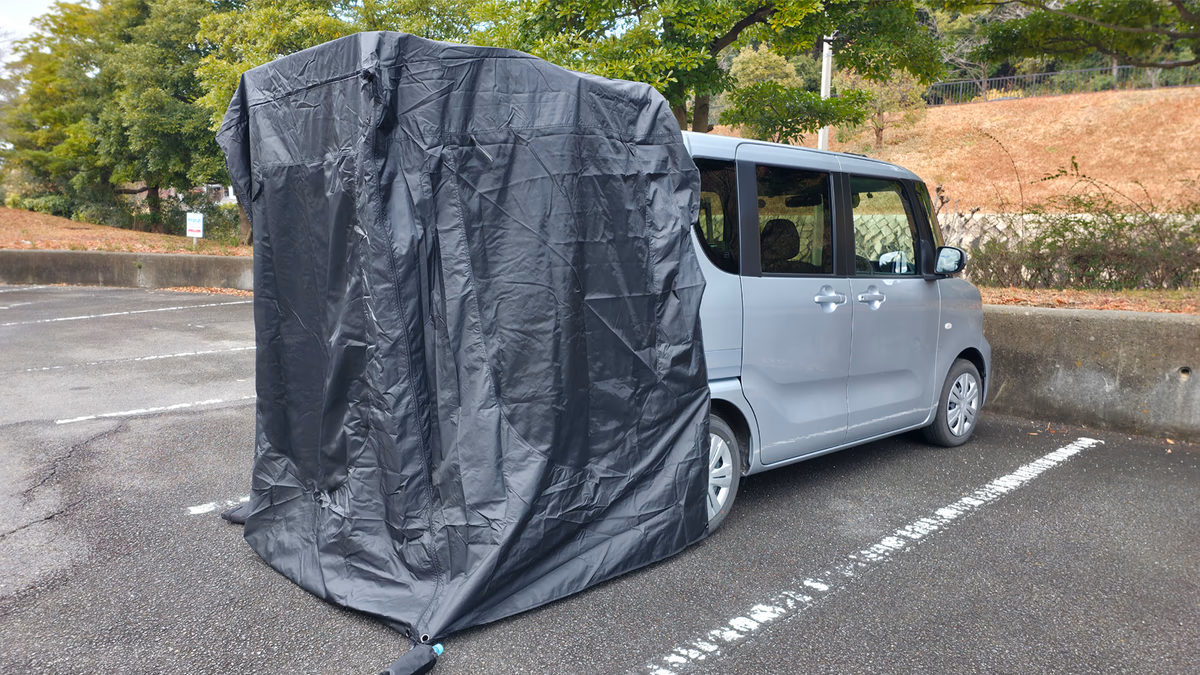 工具不要でトランクにかぶせるだけ。車のプライベート空間を拡張する簡易テントが思いのほか活躍しそう
