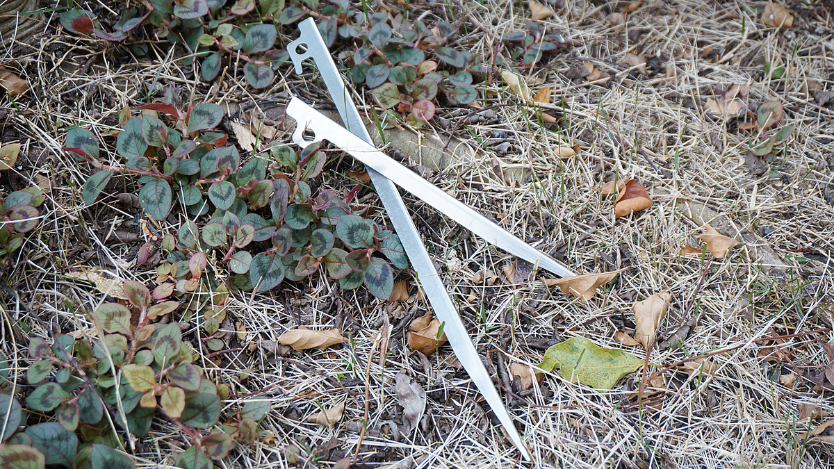 軽いのに、ちゃんと刺さる。燕三条の“17gチタンペグ”がキャンプの味方です