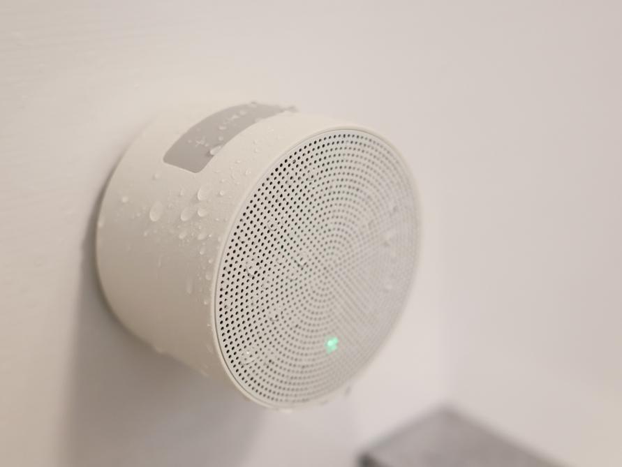 壁にペタっ”でセット完了。CIOの防水スピーカーを置いたら、冬のお風呂