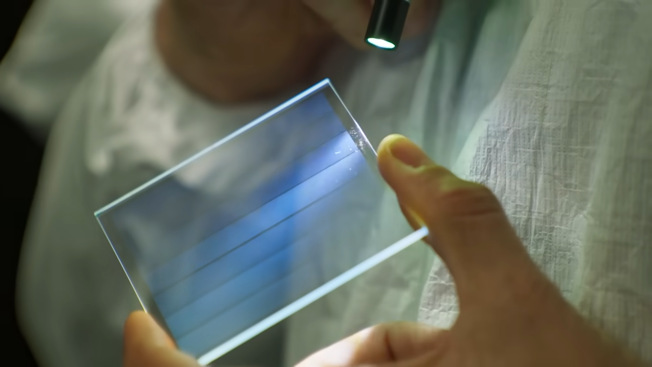 HDDの寿命は10年、ガラスなら100万年。現代版ロゼッタ・ストーン誕生