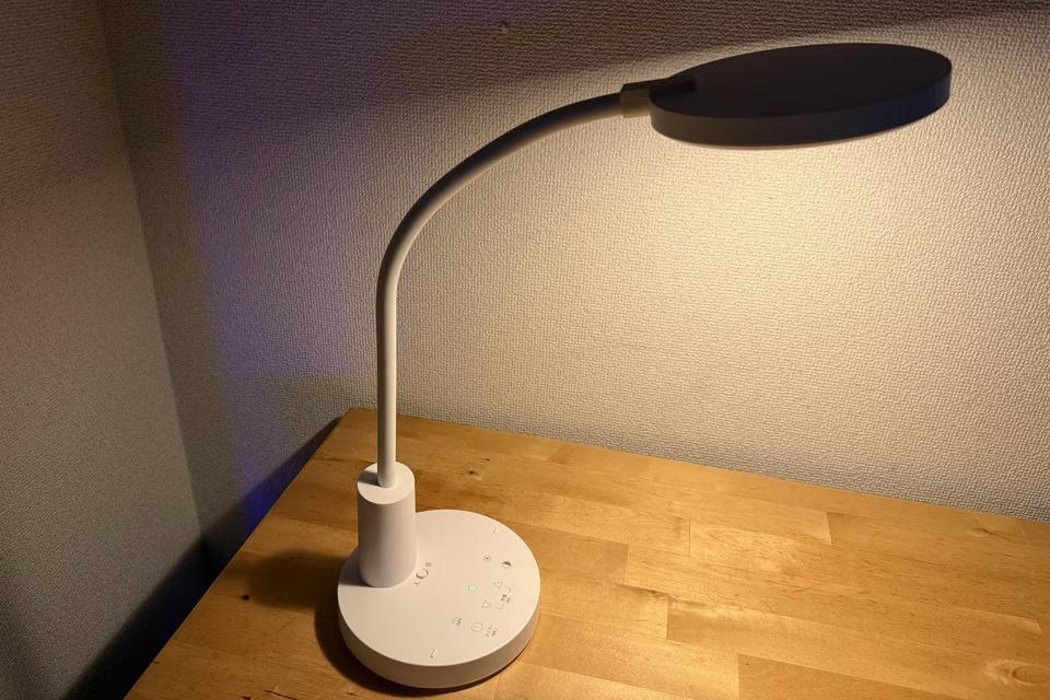 スマホ充電もOK。コードレスで自由に持ち運べるデスクライトの使い勝手がいい感じ