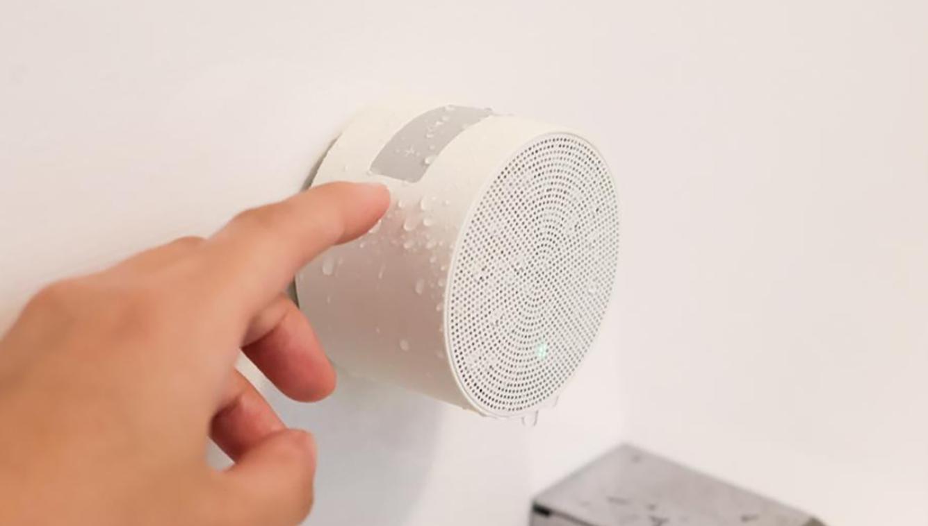 “壁にペタっ”でセット完了。CIOの防水スピーカーを置いたら、冬のお風呂がより楽しみになった