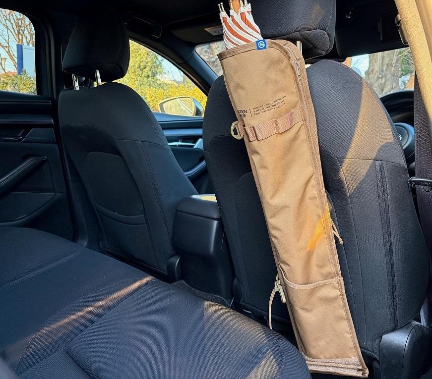 濡れた傘、クルマの中でどこに置く？ 定位置をアンブレラケースにしたらスッキリした