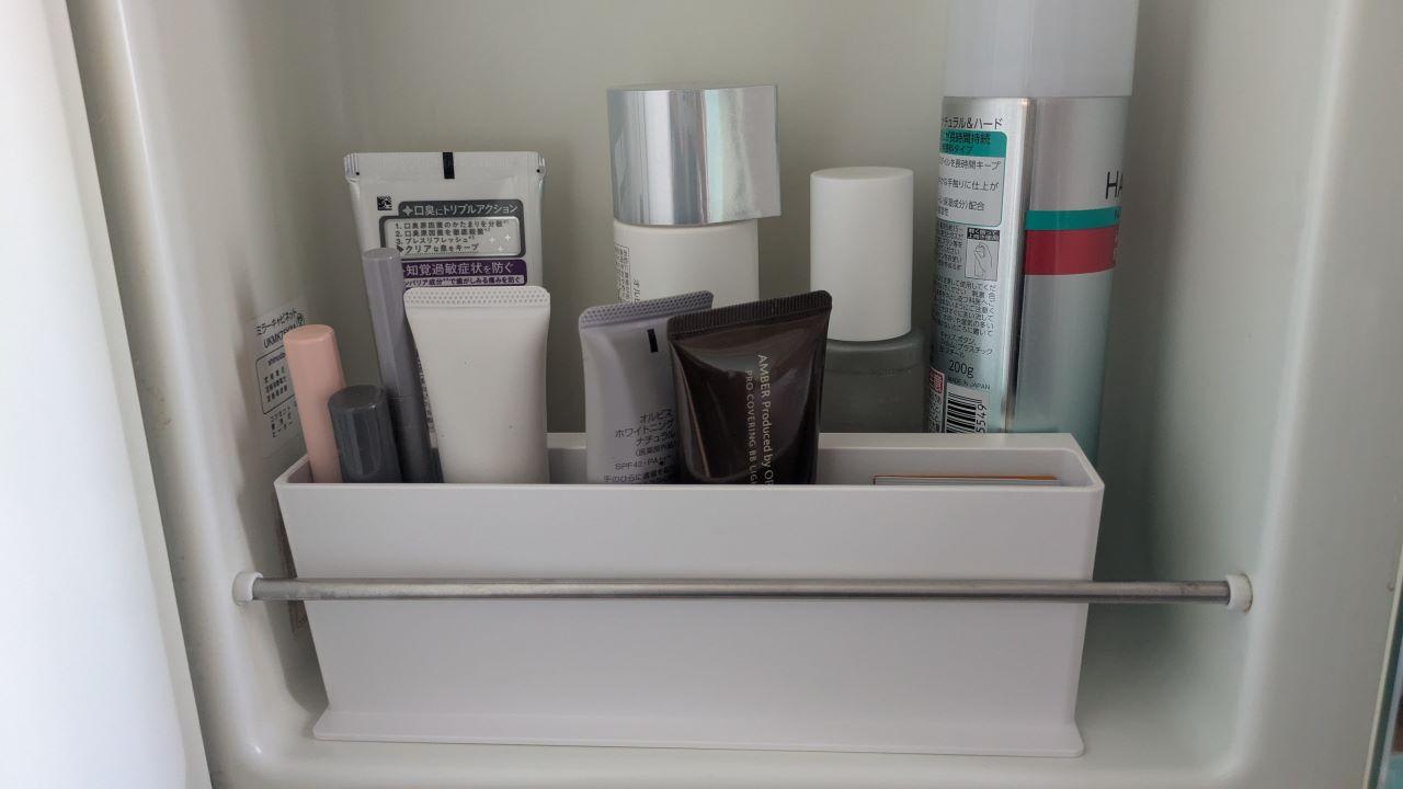 山崎実業のスリムなスタンドで、チューブが倒れない洗面所の収納づくり