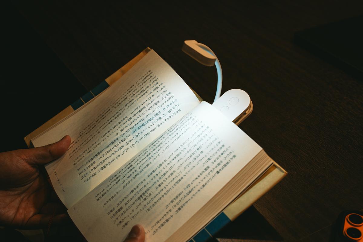 手元だけに明かりを。就寝前のスタイルが変わる3COINSのクリップ式ブックライト