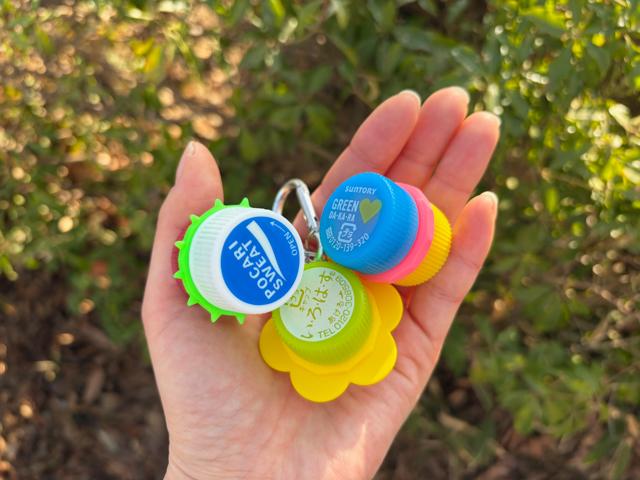ボトルキャップ2個で完成するミニケース。100円玉なら17枚も入ります