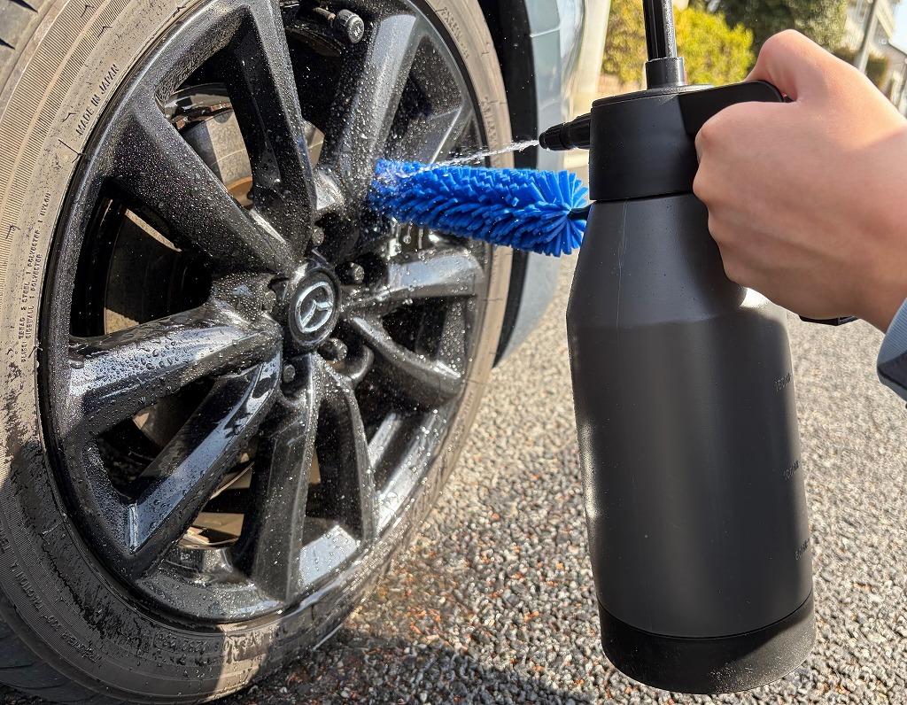 たったの998円の加圧式携帯シャワーは、洗車も植物の水やりでも活躍