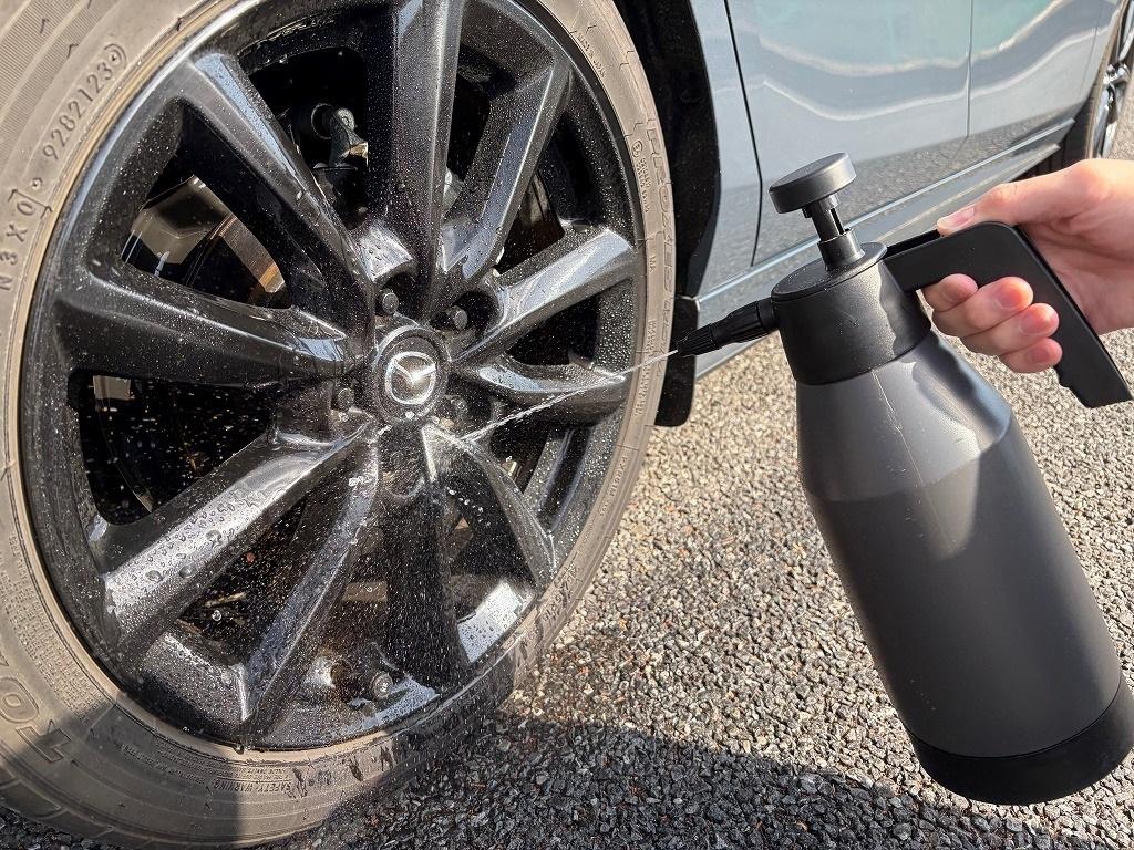 たったの998円の加圧式携帯シャワーは、洗車も植物の水やりでも活躍