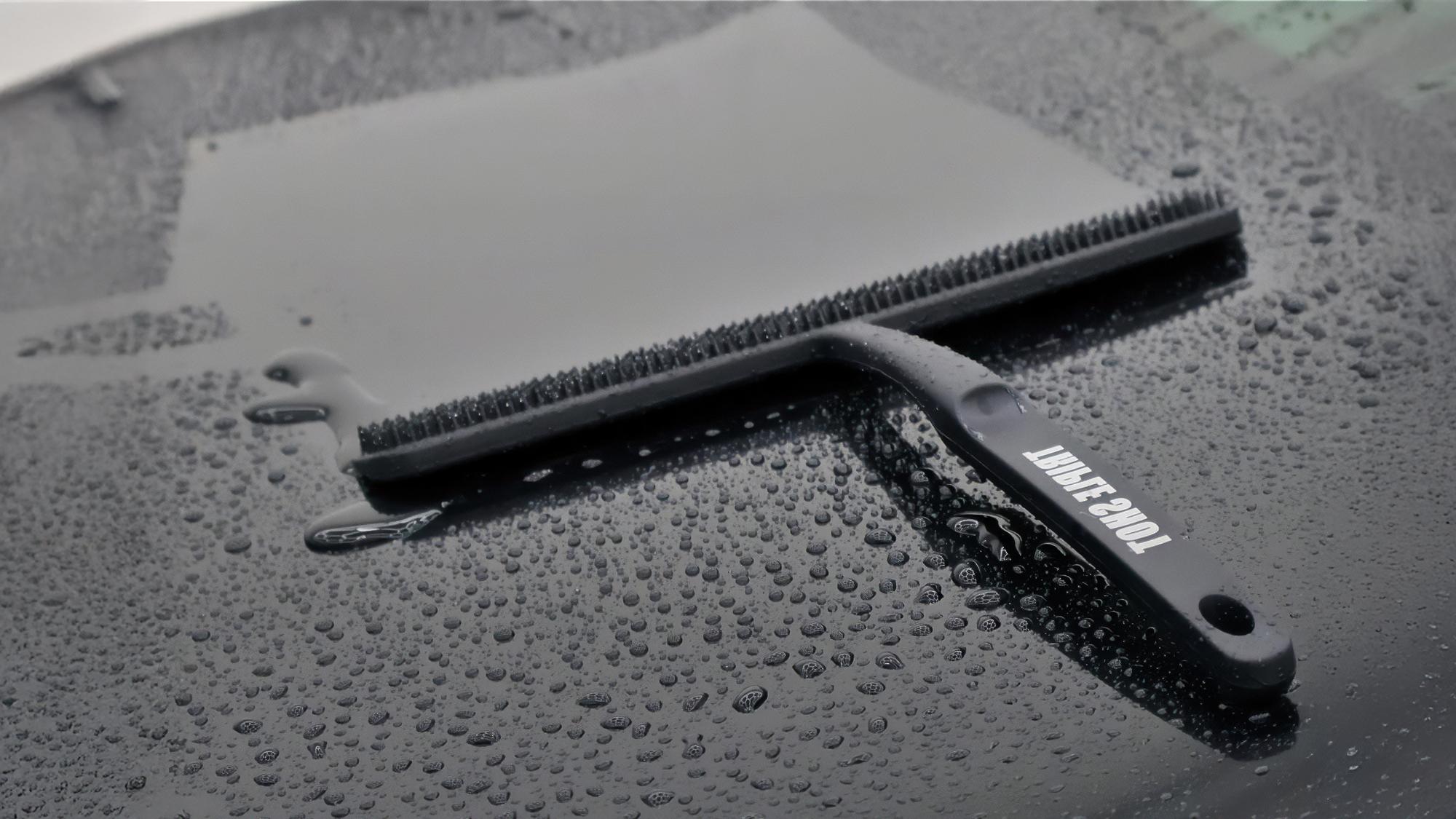 洗車のタオル拭き上げ、やっぱり面倒。1本3役のスキージーで手間が減らせるよ