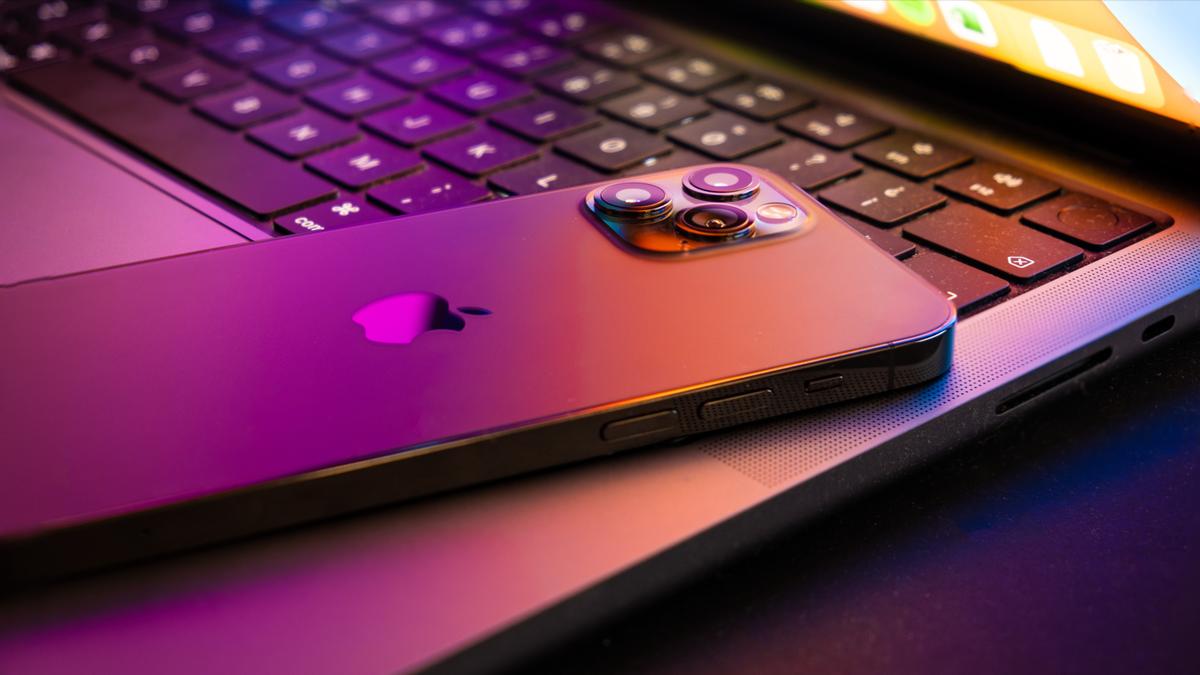 MacBook本体 iPhone iPhoneのチップでMacBookを作るとどんなPCになりそう？ 期待と懸念点