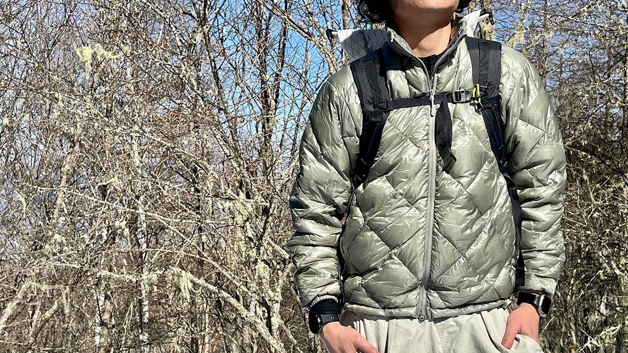 春アウターの選択肢に。折りたためる薄軽ダウンは重ね着にピッタリ