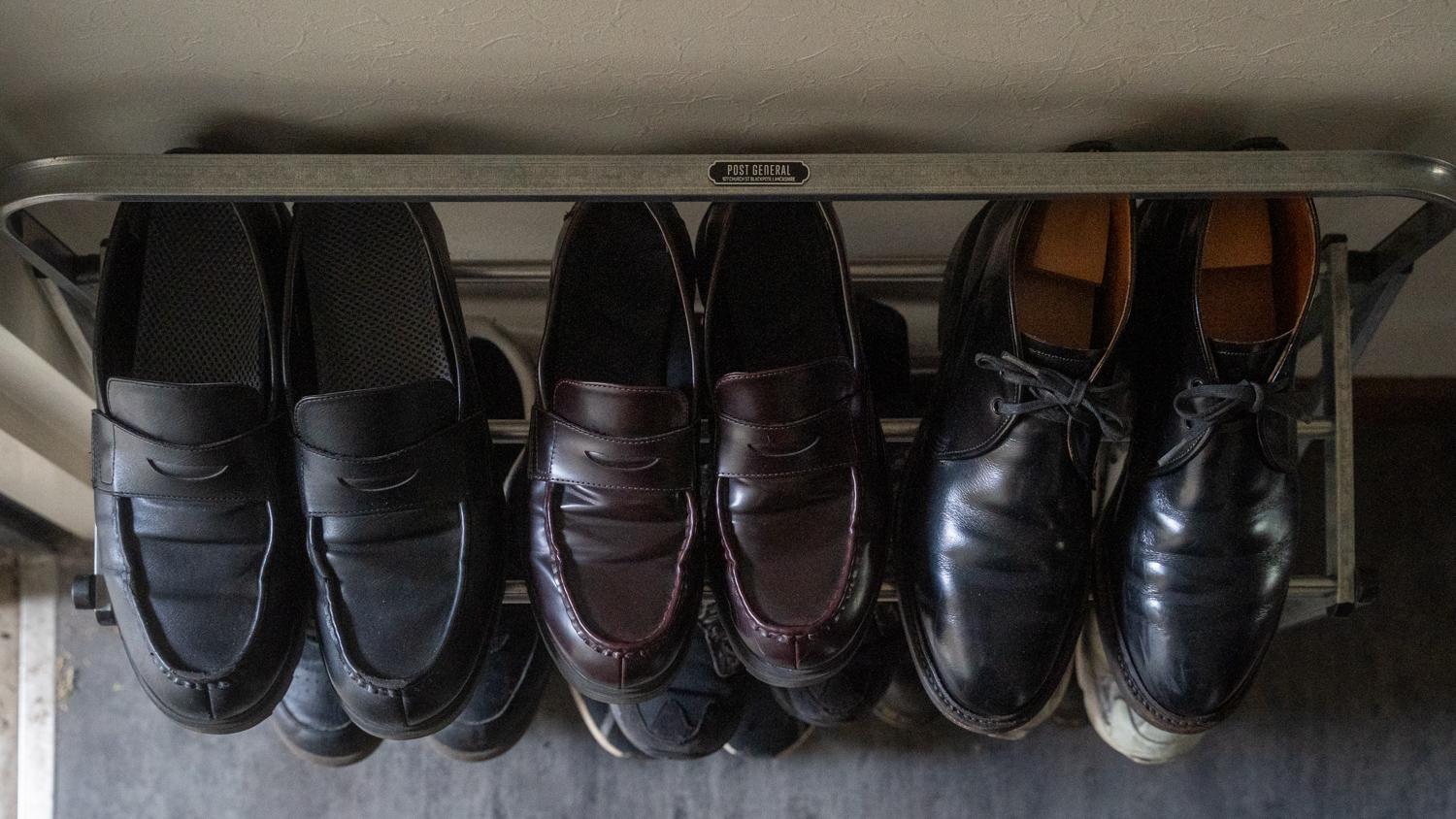 狭い玄関に増殖するくつ、クツ、靴…このシューズラックで制圧だ