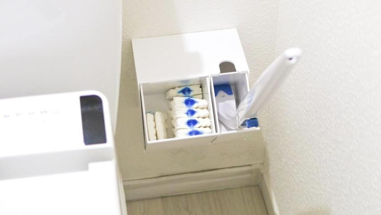 悪循環の元だった床置きトイレブラシ。山崎実業の浮かせるホルダーに変えたら超快適だった