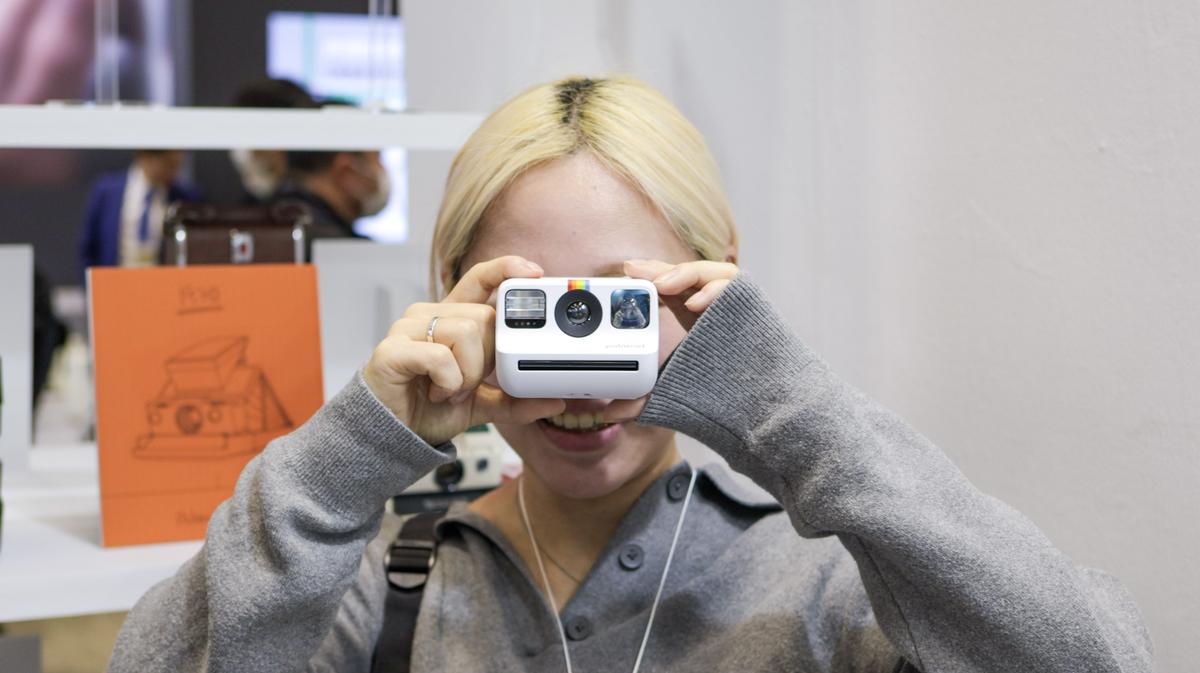 構えられてる姿すら愛らしい。Polaroidの「世界最小インスタントカメラ 