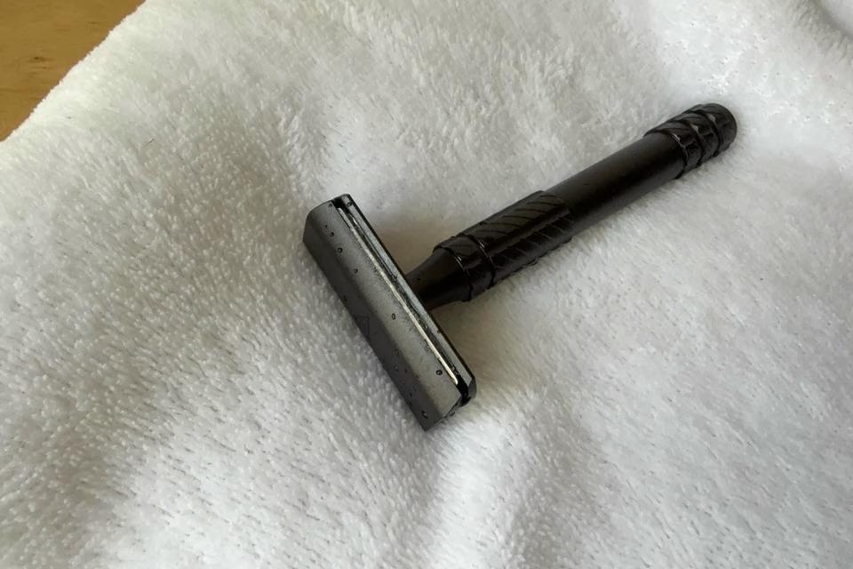 その剃り残し、仕様じゃなくて「バグ」でした。精密シェーバー「APEX