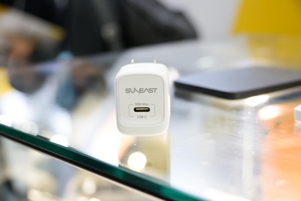 モバイル重視ならこれがいい。CP+で見つけた、世界最小クラスの30W充電