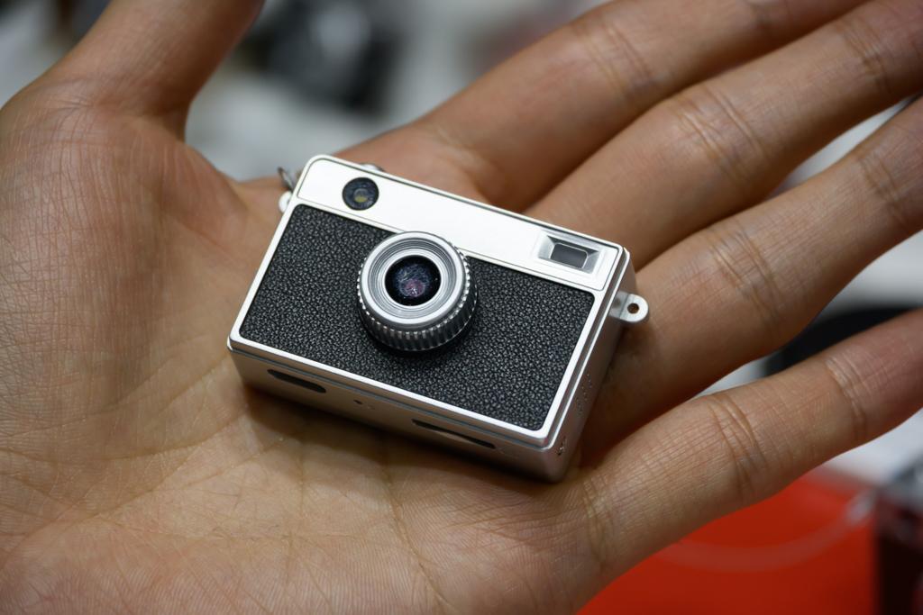 こーんなに小さいトイデジ。でも映りは結構しっかりしてるんだな、これが