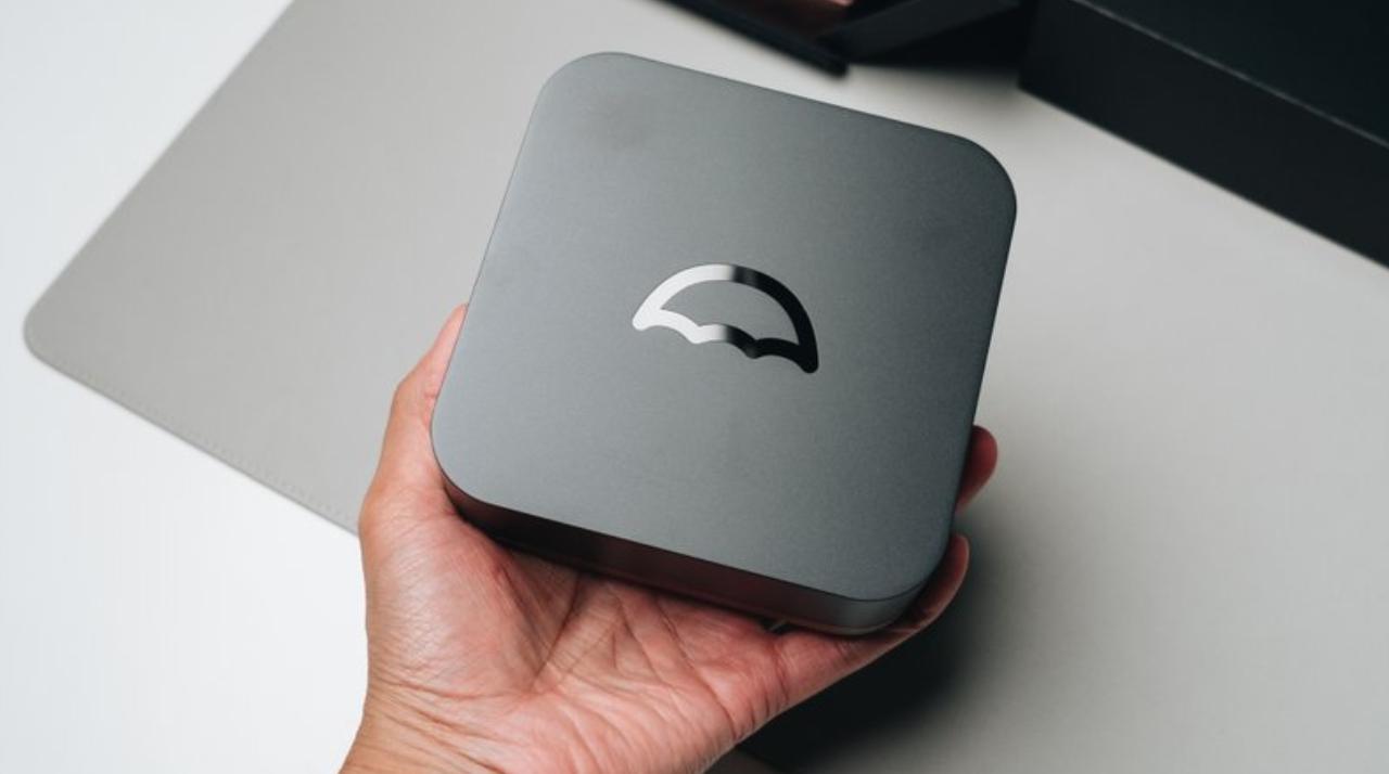 高級家具みたいでMac miniサイズ。SSD4枚挿しのNAS