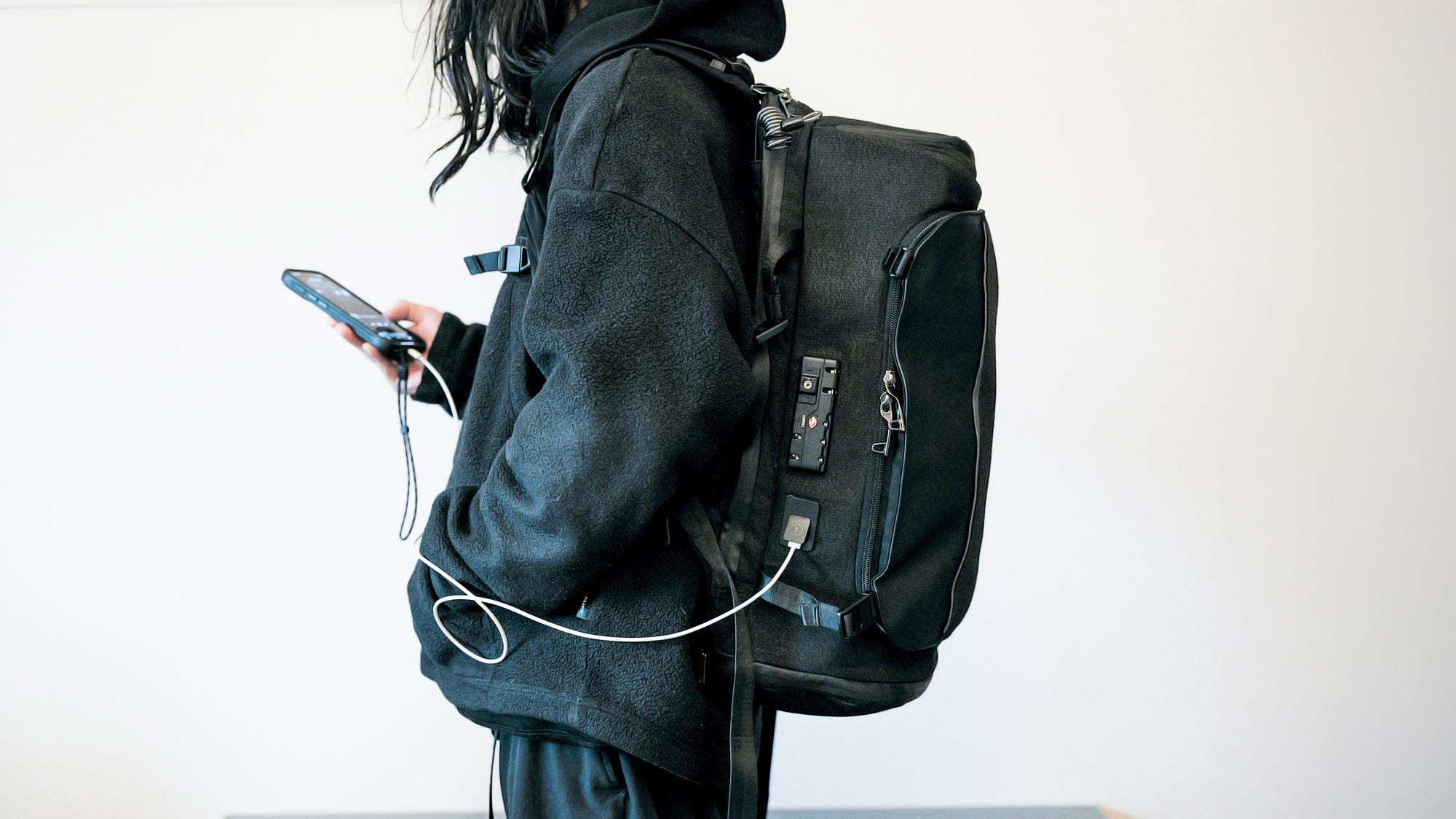 毎日のチャリ移動にぴったり。夜道でキラっと光る大容量ロールトップ