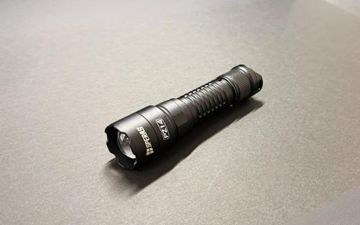 遠くも足元も切り替え一瞬。パッキングが軽くなる小型ライト「PZ14」