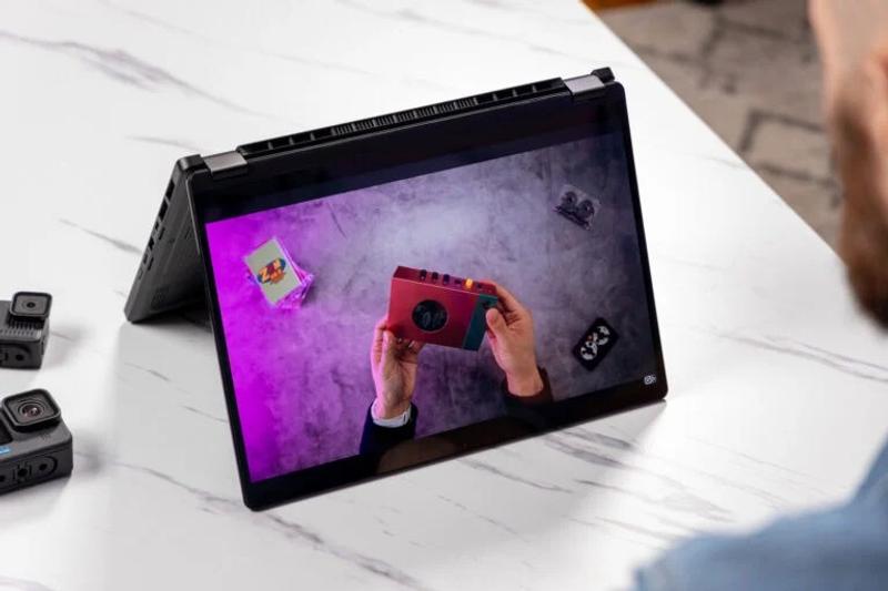 ☆美品☆ASUS ノートPC＋Webカメラセット ASUSとGoProのコラボノートPC。価格は強気の約65万円 | ギズモード