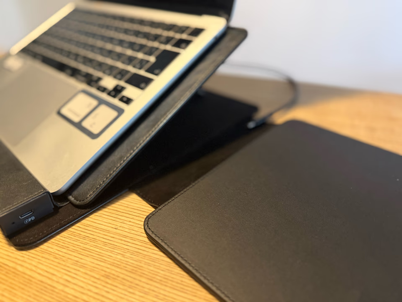 このワークギアは想像以上の快適さ。PCスタンド・拡張HUB・スリーブ