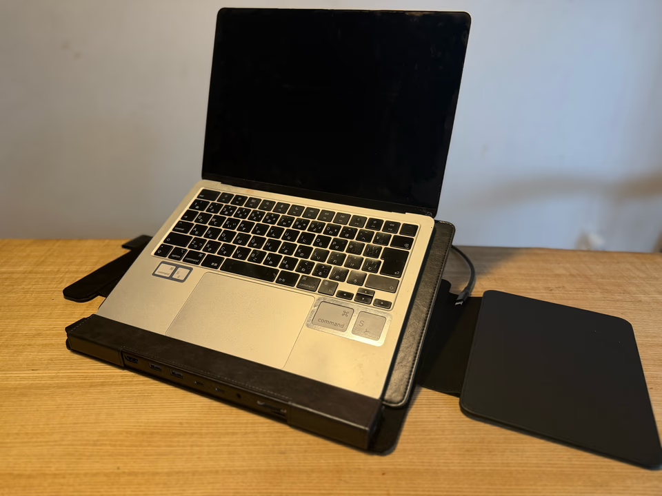 このワークギアは想像以上の快適さ。PCスタンド・拡張HUB・スリーブ機能を一体化しちゃいました