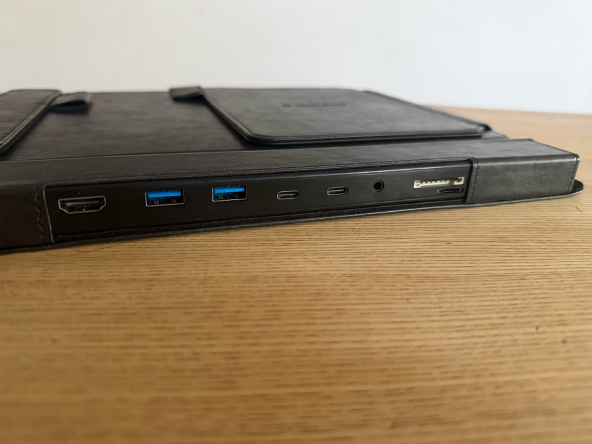 このワークギアは想像以上の快適さ。PCスタンド・拡張HUB・スリーブ