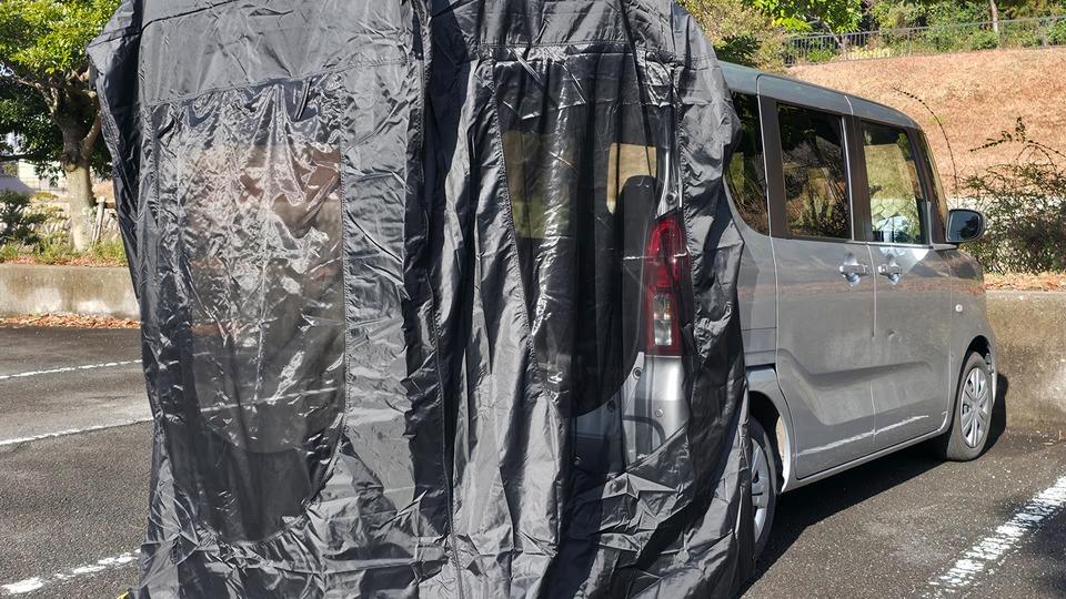 もっと早く買えばよかった。工具不要、車のトランクにかぶせるだけでプライベート空間を拡張する簡易テント