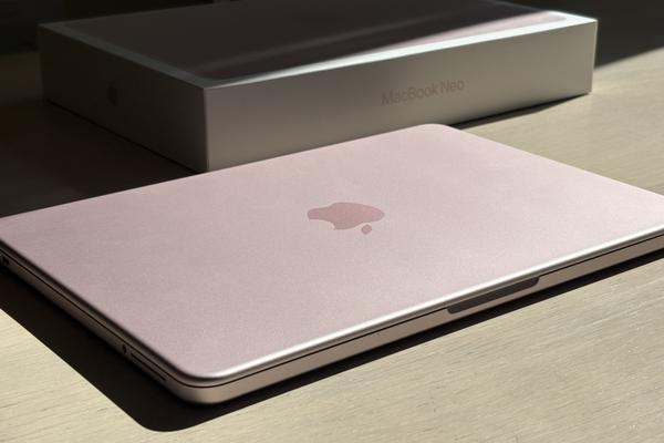 ピンクキーボードに心掴まれる。MacBook Neoは「コスパ」と「体験」の 