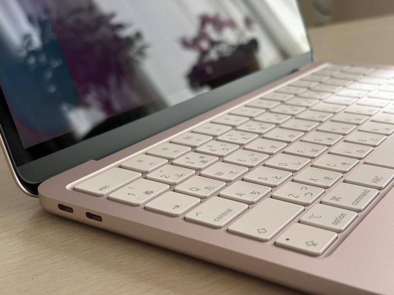 ピンクキーボードに心掴まれる。MacBook Neoは「コスパ」と「体験」の