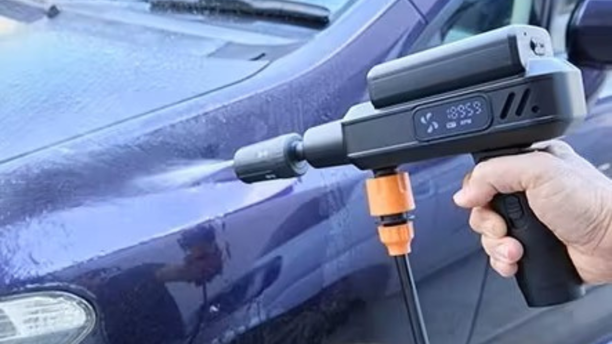 玄関掃除からキャンプの片付けまで。片手で持てるコードレス洗浄機が意外と使える