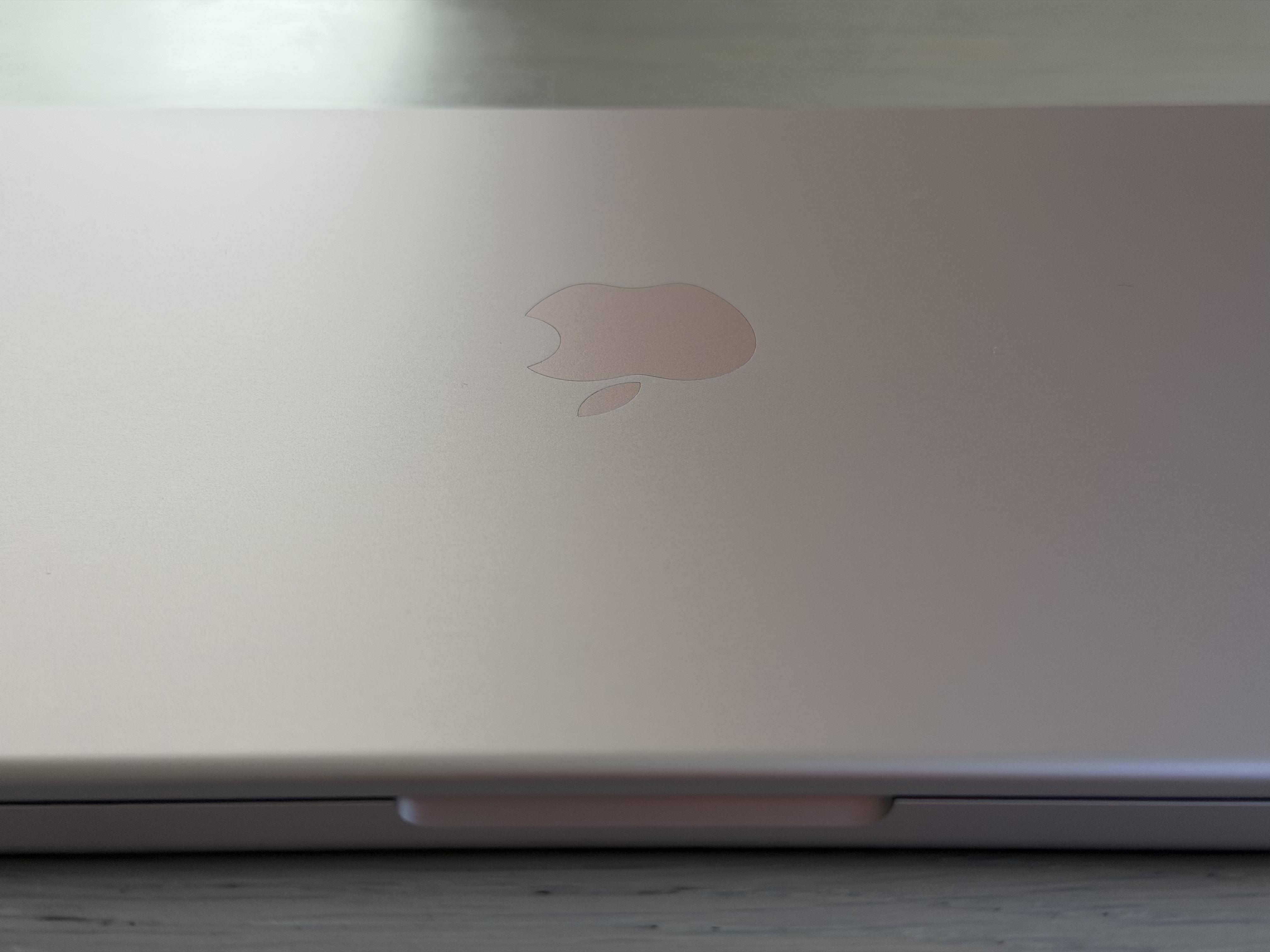 ピンクキーボードに心掴まれる。MacBook Neoは「コスパ」と「体験」の