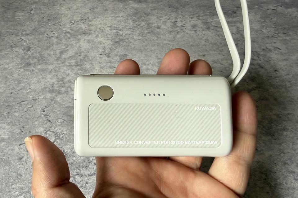 スマホの充電中、ケーブルが邪魔じゃない？直挿しタイプのバッテリーに