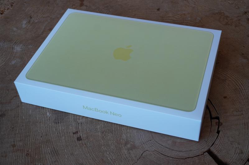 MacBook Neoを開封。シトラス、よく見ると「黄緑」でした | ギズモード