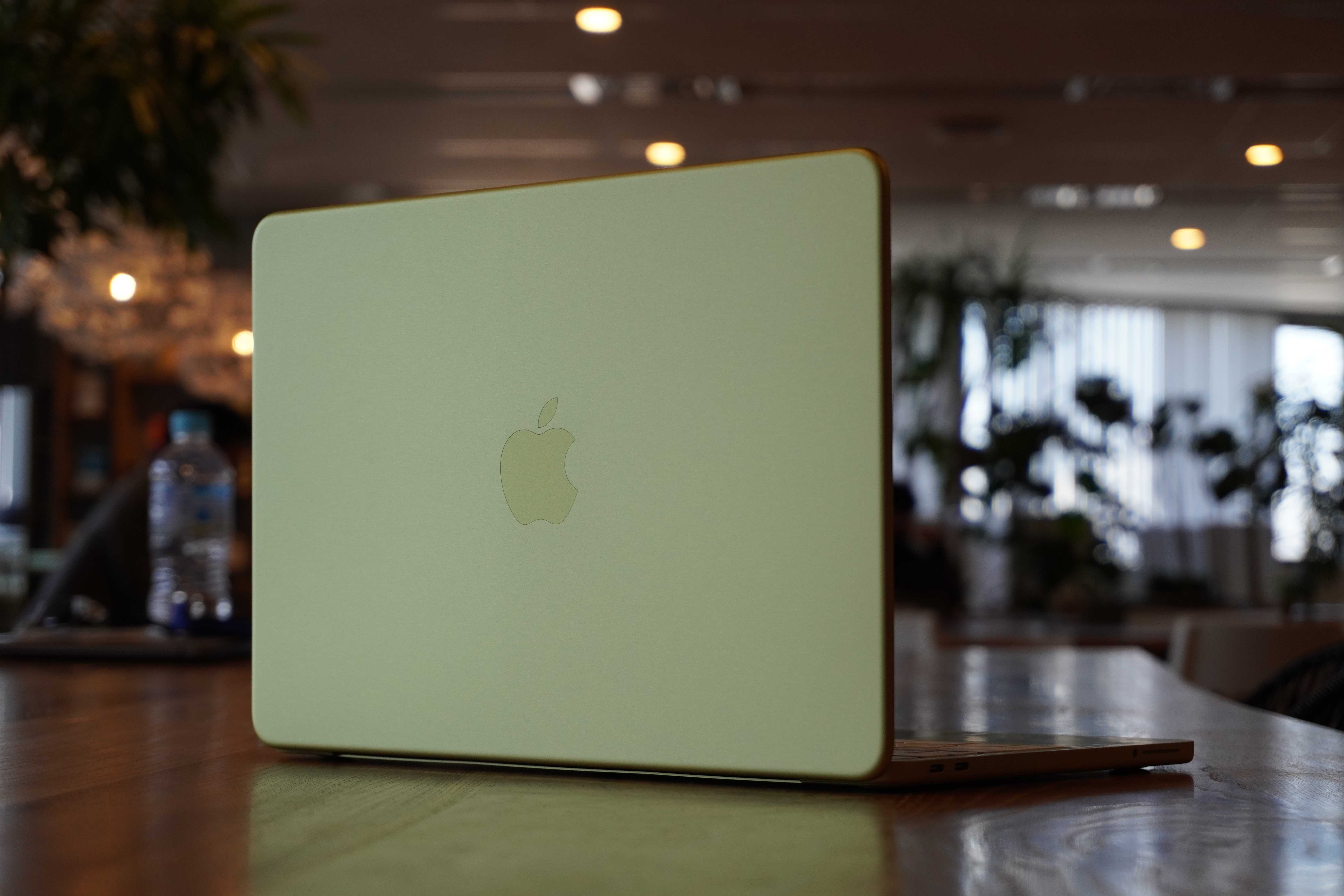 MacBook Neoを開封。「シトラス」は惚れ惚れする色合いでした