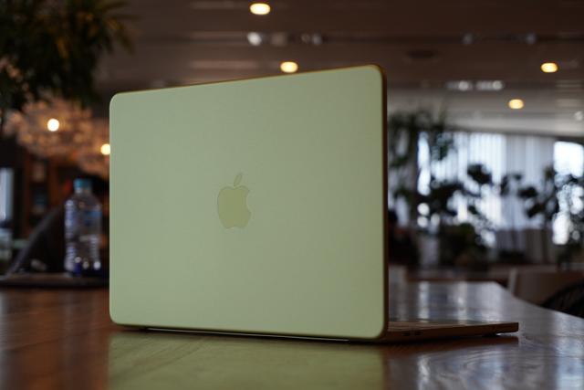 MacBook Neoを開封。シトラス、よく見ると｢黄緑｣でした | ギズモード
