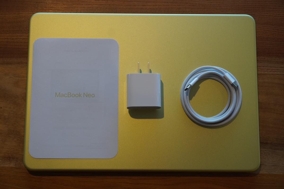 MacBook Neoを開封。シトラス、よく見ると「黄緑」でした | ギズモード 