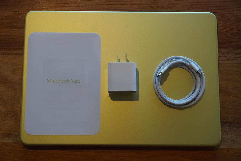 MacBook Neoを開封。シトラス、よく見ると「黄緑」でした | ギズモード