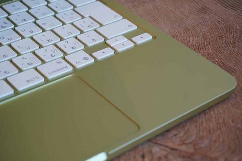MacBook Neoを開封。シトラス、よく見ると「黄緑」でした | ギズモード