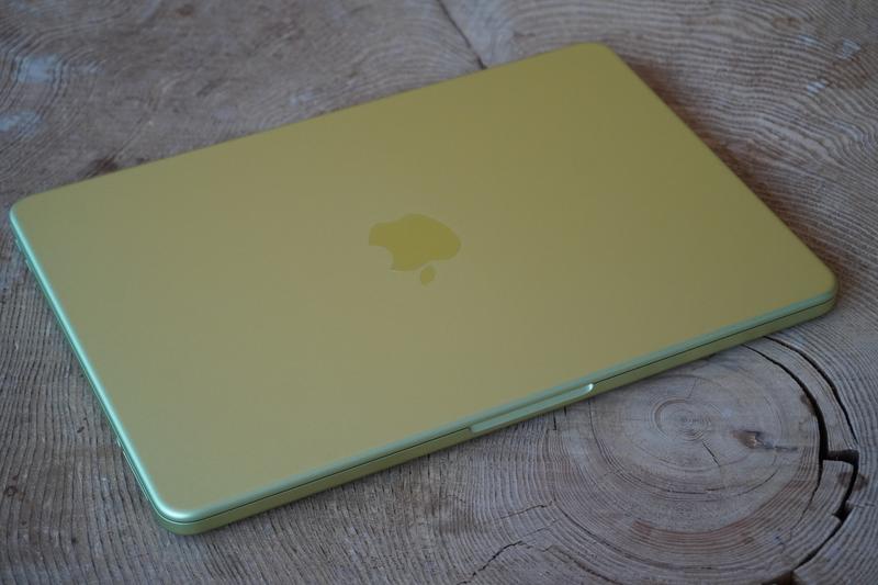 MacBook Neoを開封。シトラス、よく見ると「黄緑」でした | ギズモード