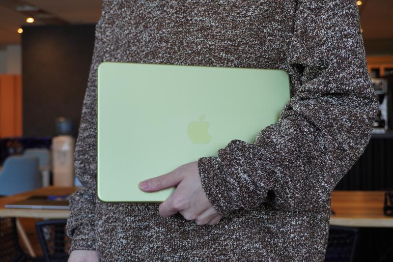 MacBook Neoを開封。シトラス、よく見ると「黄緑」でした | ギズモード