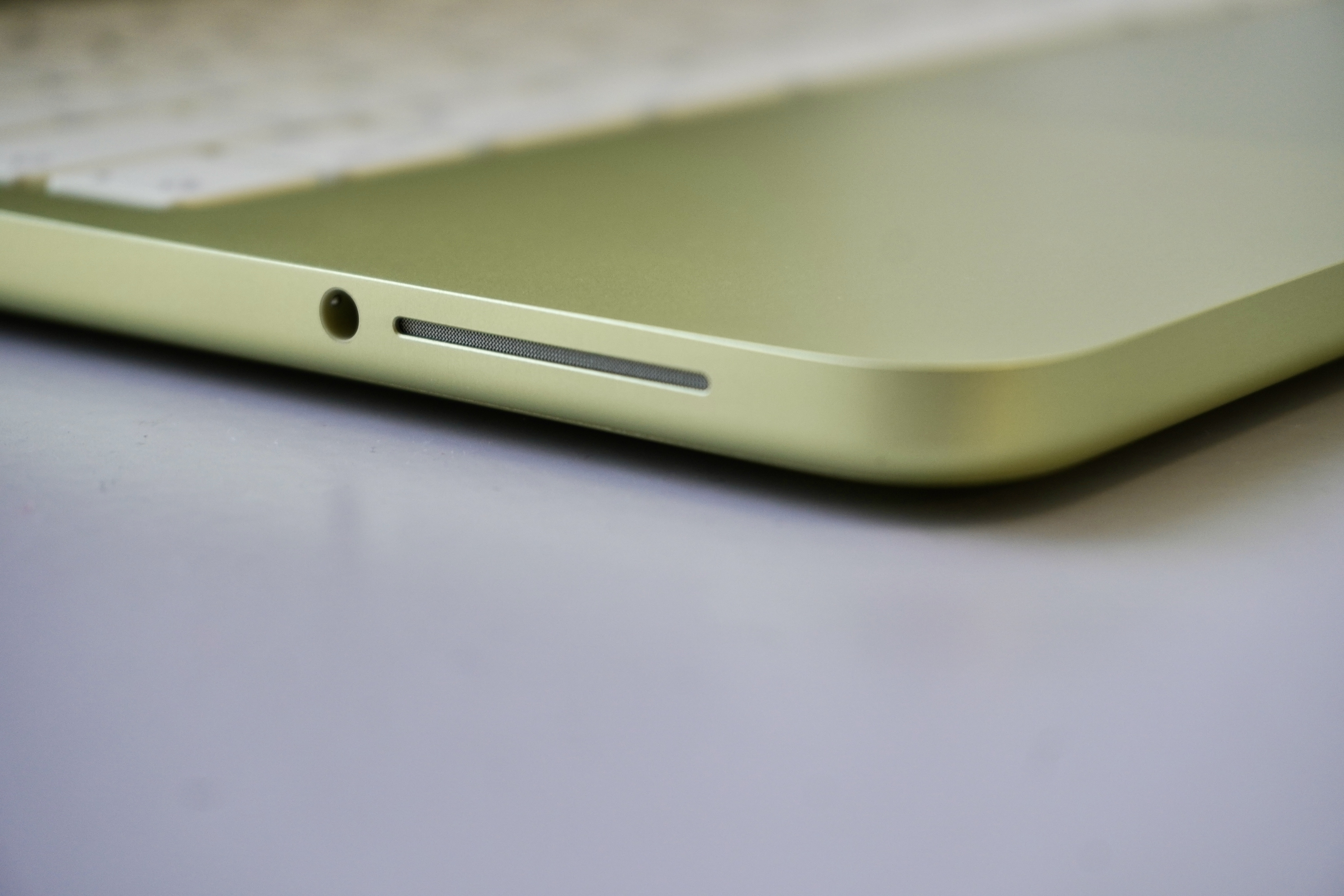 MacBook Neoのスピーカー、音量は十分。でも「低音」と「音のひろがり」が物足りない